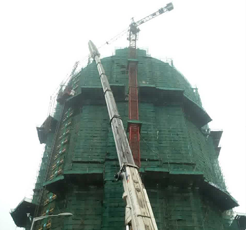 留坝吊车在工地上作业